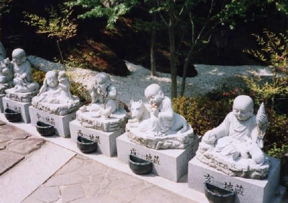 Row of buddhas in various positions